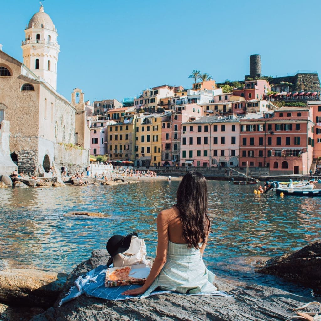 vrouw aan het water Cinque Terre