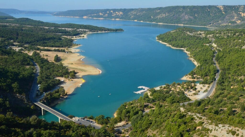 Uitzicht over Lac de Sainte-Croix in de Gorges du Verdon